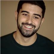 Laureato in lettere moderne e diplomato alla scuola del teatro di Napoli offre lezioni di letteratura italiana, public speaking, lettura espressiva e dizione